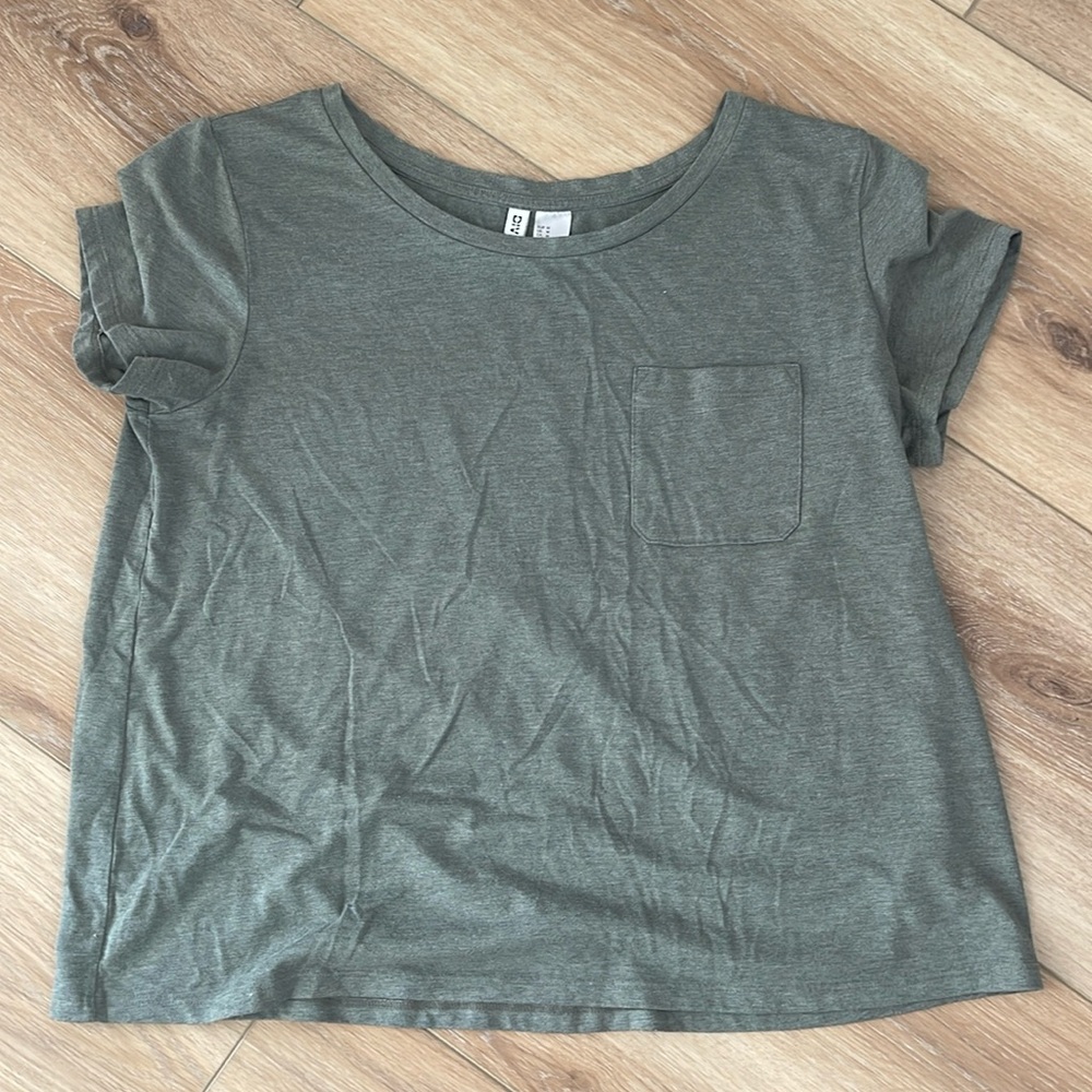 T-shirt with front left boob pocket. Great for casual dress up for work.